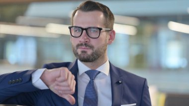 Orta Çağ İşadamı 'ndan Baş Parmakların Aşağı Hareketi Portresi 