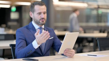 Orta Çağ İşadamı 'nın Tablet' te Görüntü Çağrısı 