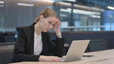 İşte oturan üzgün iş kadını.