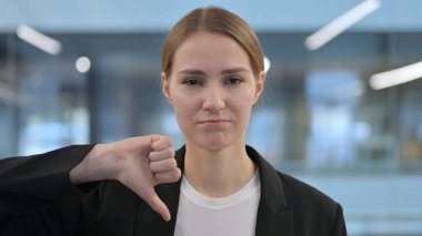 İş Kadını 'ndan Başparmaklar Aşağı Hareketi Portresi