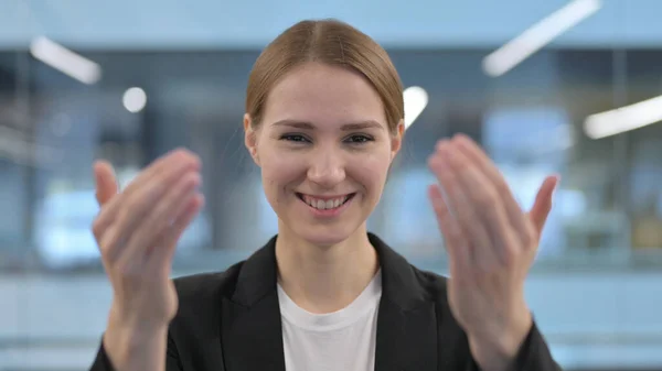 Porträt einer Geschäftsfrau, die per Handgeste einlädt — Stockfoto