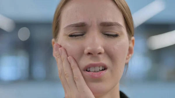 Viso ravvicinato di donna con mal di denti, cavità — Foto Stock