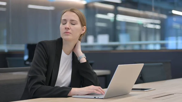 Bizneswoman z bólem szyi podczas pisania na laptopie — Zdjęcie stockowe