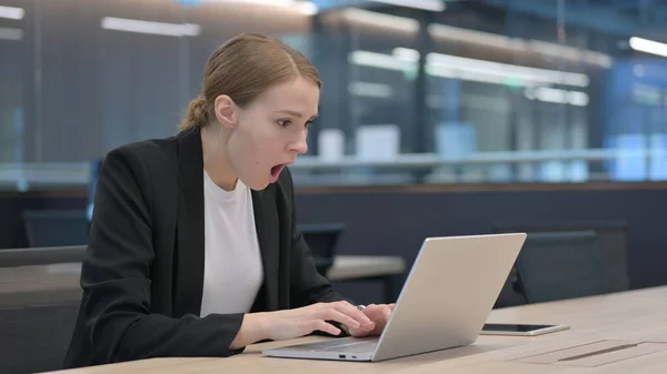 Donna d'affari che reagisce alla perdita durante l'utilizzo del computer portatile — Foto Stock