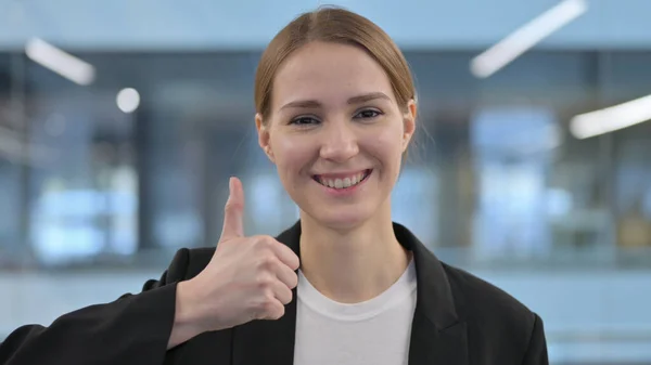 Портрет бізнес-леді, що показує великі пальці вгору знак — стокове фото