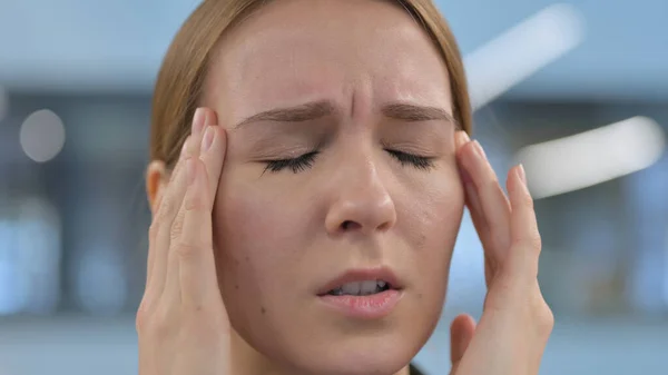 Großaufnahme einer Frau mit Kopfschmerzen — Stockfoto