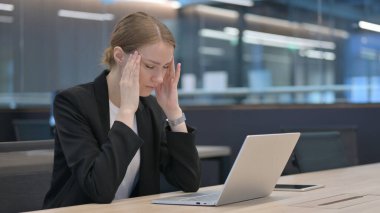 Başağrısı olan iş kadını Laptop üzerinde çalışıyor 