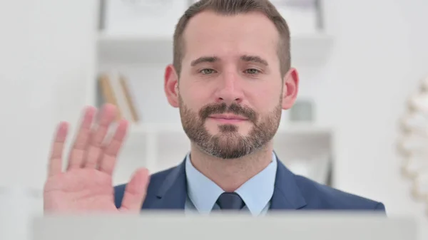 Retrato de empresário fazendo chamada de vídeo no laptop — Fotografia de Stock