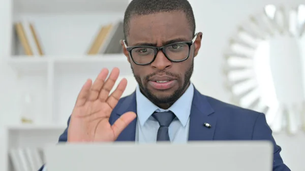 Retrato del empresario africano haciendo videollamada en el ordenador portátil —  Fotos de Stock