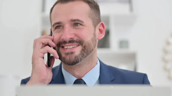 Retrato de Empresário com Laptop Talking no telefone — Fotografia de Stock