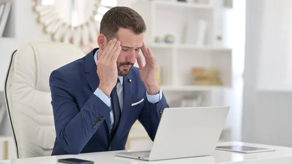 Empresário estressado com dor de cabeça no escritório — Fotografia de Stock