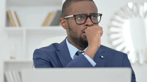 Porträtt av sjuk afrikansk affärsman med laptop hosta — Stockfoto