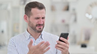 Smartphone 'da Kaybolan Üzgün Genç Adamın Portresi 