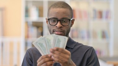 Başarılı Genç Afrikalı Adam Dolarları Sayıyor
