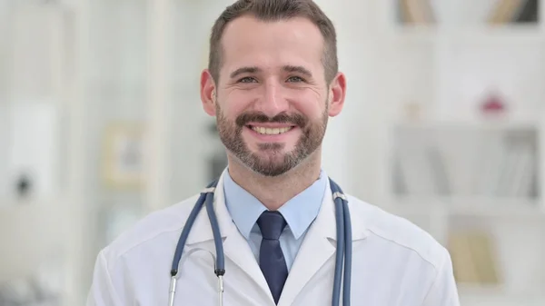 Portret van een mannelijke arts glimlachend naar de camera — Stockfoto