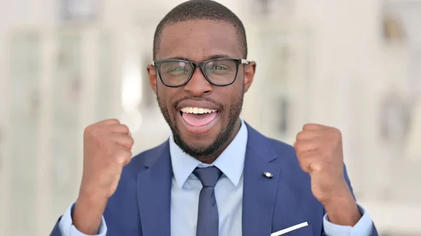 Retrato del empresario africano emocionado celebrando el éxito —  Fotos de Stock