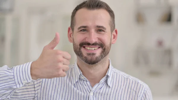 Porträtt av Positiv ung man gör tummen upp — Stockfoto