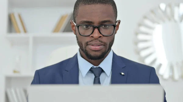 Retrato del empresario africano profesional que trabaja en el ordenador portátil —  Fotos de Stock