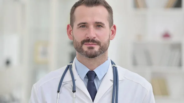 Portrét seriózního mužského lékaře při pohledu do kamery — Stock fotografie