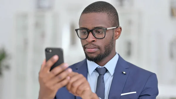Retrato de Empresario Africano serio usando Smartphone —  Fotos de Stock