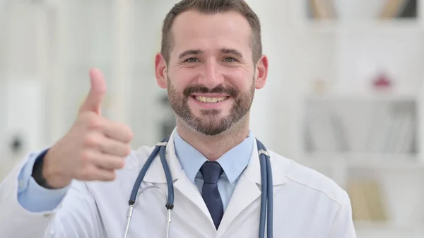 Portret van Positieve Man Doctor toont duimen omhoog — Stockfoto