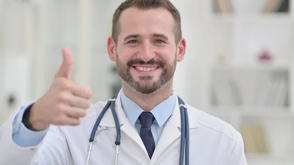 Retrato del médico masculino positivo mostrando pulgares hacia arriba —  Fotos de Stock