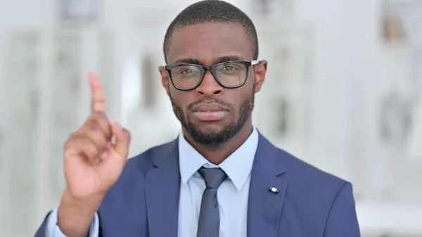 Retrato del empresario africano diciendo No por Finger Sign —  Fotos de Stock