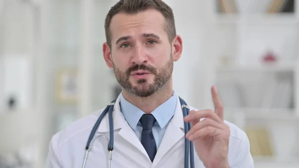 Retrato del médico profesional masculino hablando en videollamada —  Fotos de Stock