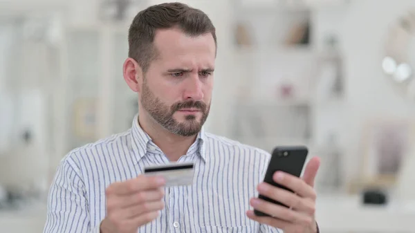 Portrait of Unsuccessful Online Payment by Young Man on Smartphone — Stock Photo, Image