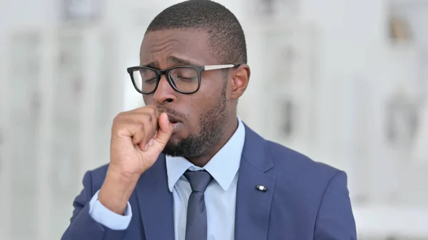 Retrato del empresario africano enfermo tosiendo —  Fotos de Stock