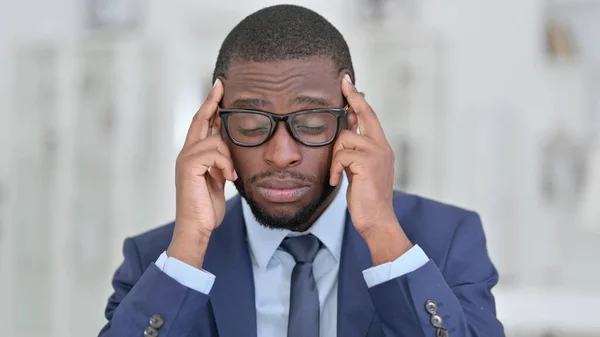 Retrato de un empresario africano cansado con dolor de cabeza —  Fotos de Stock