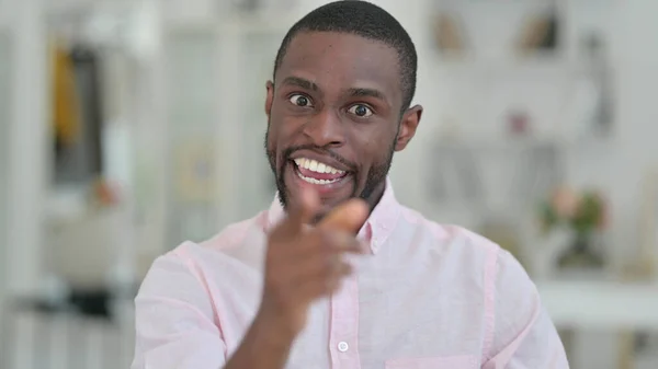 Retrato del hombre africano enojado discutiendo, luchando —  Fotos de Stock
