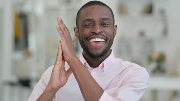 Retrato del hombre africano positivo aplaudiendo, apreciando —  Fotos de Stock