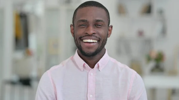 Retrato do jovem africano sorrindo para a câmera — Fotografia de Stock