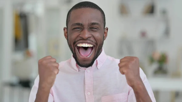 Porträtt av spännande afrikansk man firar framgång — Stockfoto