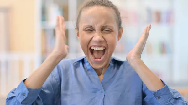 Portrét naštvané africké ženy křičící, křičící — Stock fotografie