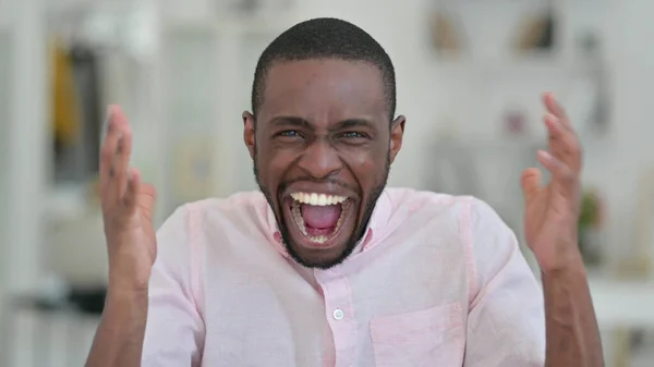 Portret van een boze Afrikaanse man schreeuwend, schreeuwend — Stockfoto