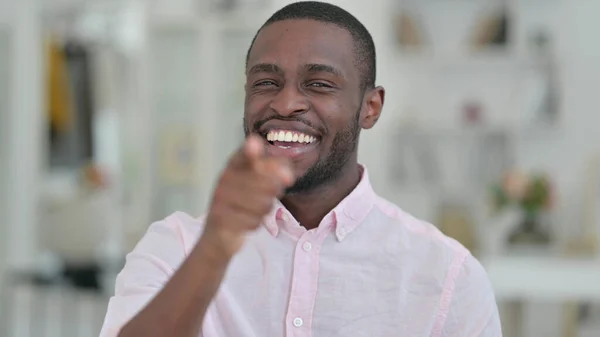 Retrato do homem africano sorridente Apontando com o dedo — Fotografia de Stock