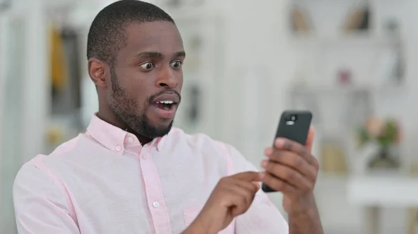 《非洲男人在智能手机上的阅读失败与失败》 — 图库照片