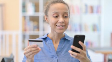 Çevrimiçi Ödeme Akıllı Telefon Yazan Afrikalı Kadın