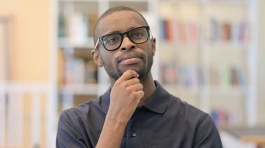 Düşünceli genç Afrikalı adamın portresi Düşünüyor ve fikir ediniyor