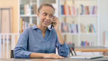 Kütüphanede Telefonla Konuşan Neşeli Afrikalı Kadın