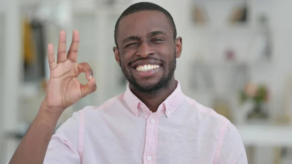 Porträtt av Positiv Afrikansk Man gör OK Sign — Stockfoto
