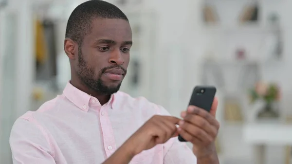 Retrato del hombre africano serio usando Smartphone —  Fotos de Stock