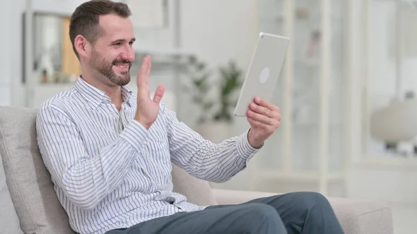 Veselý mladý muž dělá video chat na tabletu — Stock fotografie