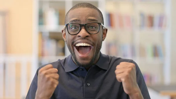 Retrato de Jovem Africano Ambicioso Celebrando o Sucesso — Fotografia de Stock