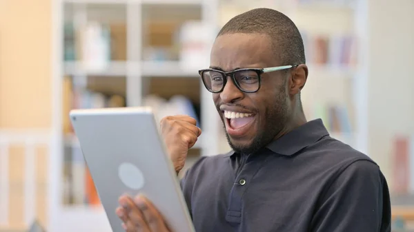 Portrét mladého afrického muže slavícího na tabletě — Stock fotografie