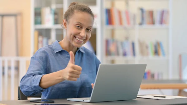 Positivo jovem homem africano com laptop fazendo polegares para cima — Fotografia de Stock