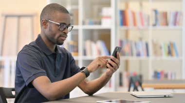 Kütüphanedeki Akıllı Telefondan Kaybolan Afrikalı Adam ÜzgünName