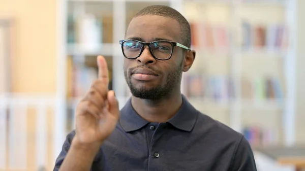 Porträtt av ung afrikansk man säger nej med Finger Sign — Stockfoto